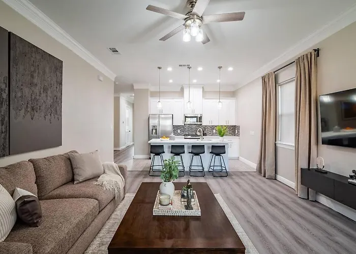 Elegant Home In Gated Community Houston